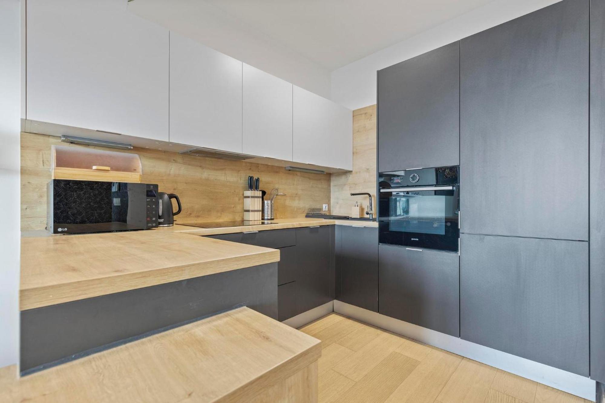 Panorama City Apartment In Downtown Area With Free Parking And Castle View บราติสลาวา ภายนอก รูปภาพ