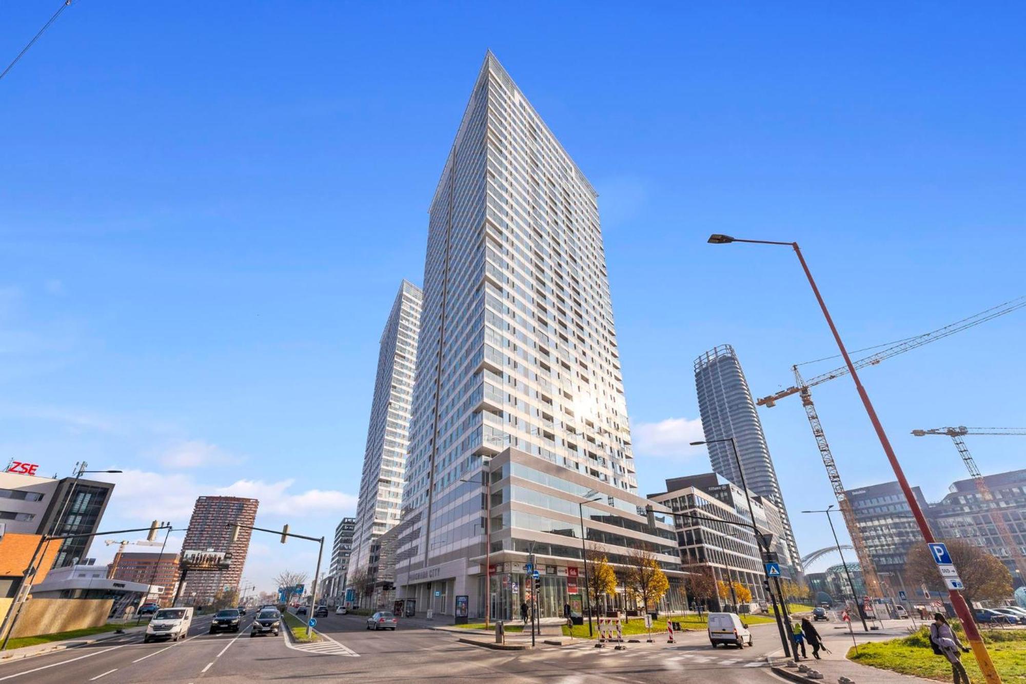 Panorama City Apartment In Downtown Area With Free Parking And Castle View บราติสลาวา ภายนอก รูปภาพ