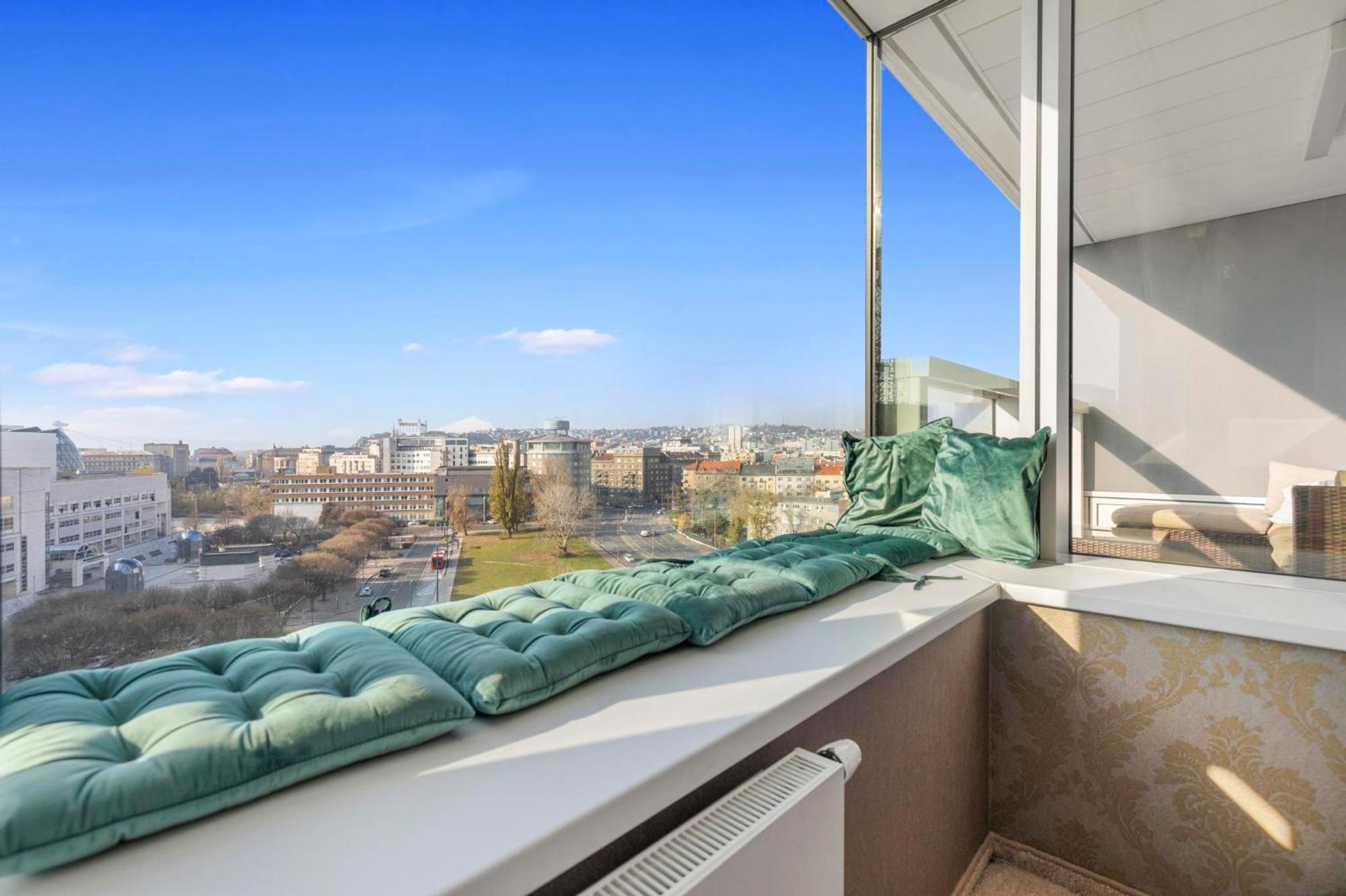 Panorama City Apartment In Downtown Area With Free Parking And Castle View บราติสลาวา ภายนอก รูปภาพ