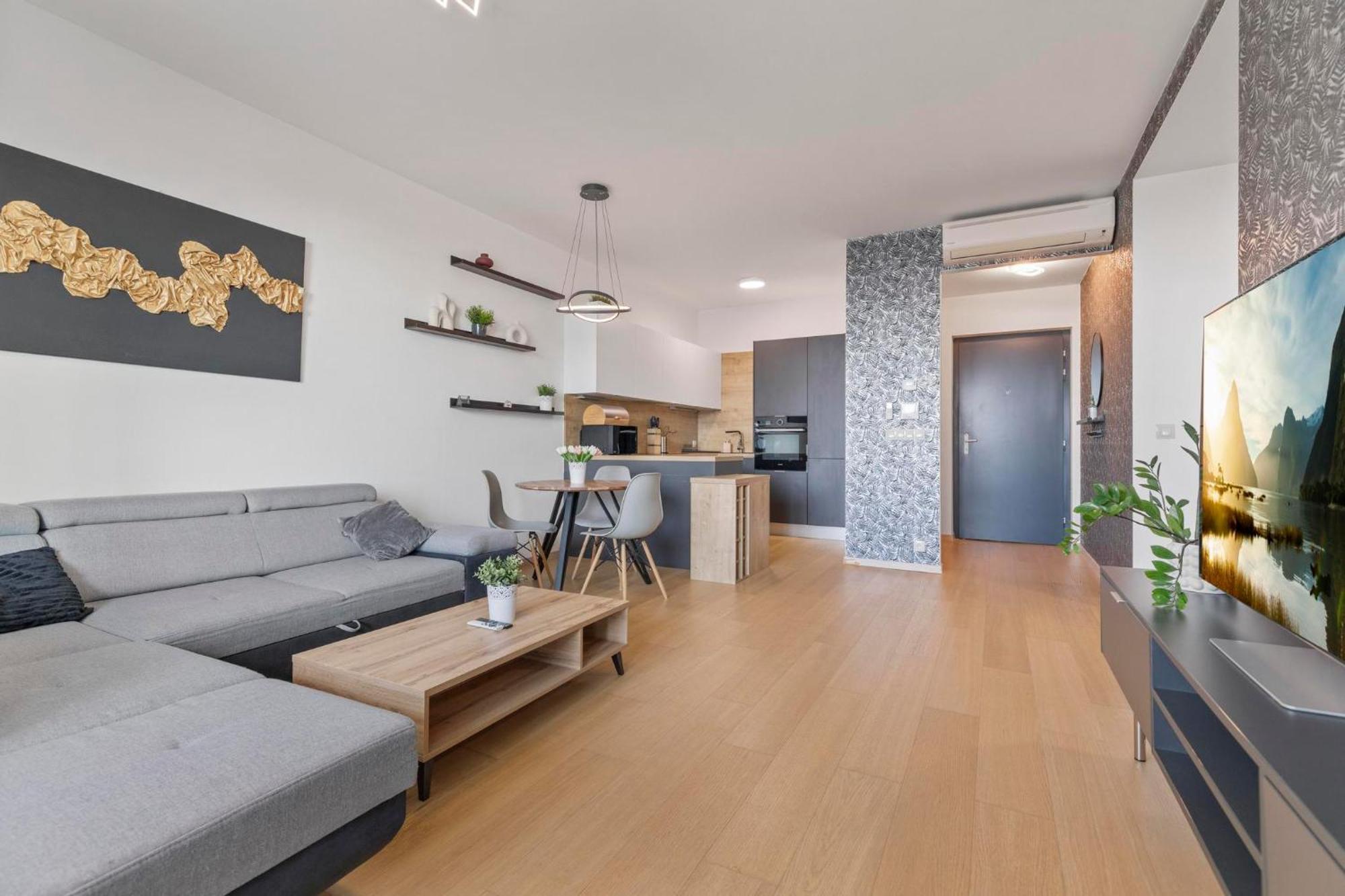 Panorama City Apartment In Downtown Area With Free Parking And Castle View บราติสลาวา ภายนอก รูปภาพ